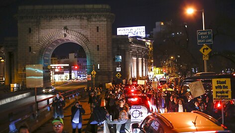I&scaron;teisinus policininką, nu&scaron;ovusį juodaodį Michaelą Browną, Niujorke žmonės susirinko į demonstraciją 2014 m. lapkričio 26 d. 