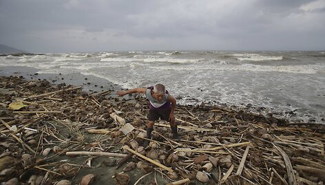 Filipinų gyventojai ruo&scaron;iasi atremti taifūną Hagupit 2014 m. gruodžio 06 d. 