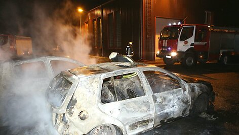 Kretingoje užsidegė autovežis