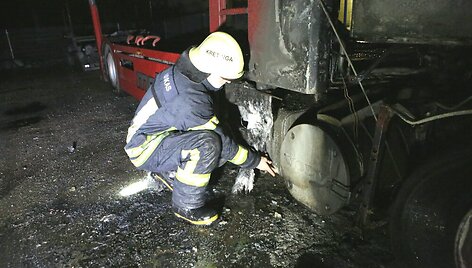Kretingoje užsidegė autovežis