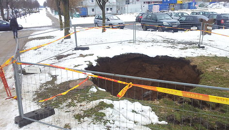 Po vandentiekio avarijos Santariškėse atsivėrė smegduobė