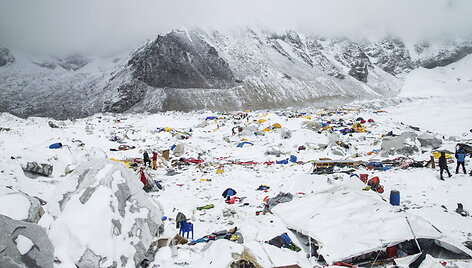 Bazinė alpinistų stovykla Nepale po sniego lavinos, sukeltos žemės drebėjimo