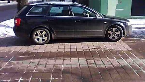 Fotopolicija: AUDI ant &scaron;aligatvio