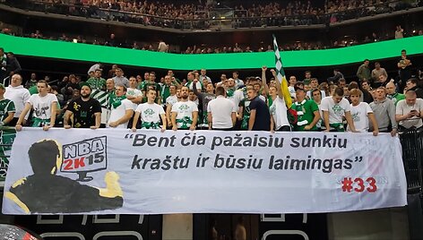 kauno-zalgirio-fanai-sukiais-ir-plakatu-izeidinejo-artura-gudaiti