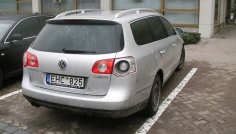 J.Veselkos automobilis prie Seimo rūmų