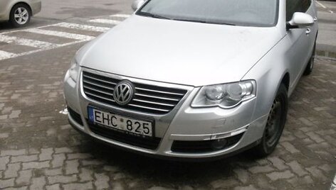 J.Veselkos automobilis prie Seimo rūmų