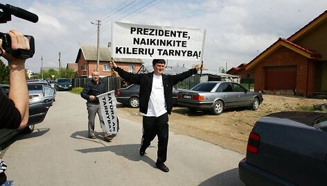 Prie Kedžio namų atvyko Marius Kuprevičius su plakatu