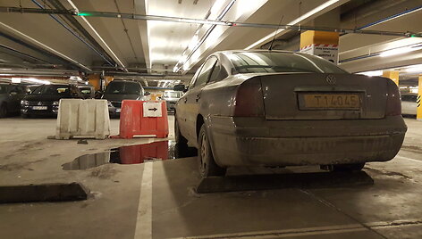Taksi automobilis užter&scaron;ė &bdquo;Panoramos&ldquo; prekybos centro aik&scaron;telę