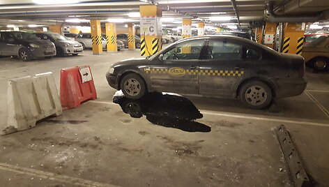 Taksi automobilis užter&scaron;ė &bdquo;Panoramos&ldquo; prekybos centro aik&scaron;telę