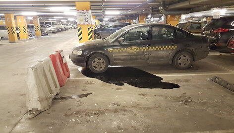 Taksi automobilis užter&scaron;ė &bdquo;Panoramos&ldquo; prekybos centro aik&scaron;telę
