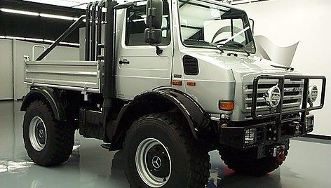 „Ebay“ galima įsigyti ypatingą Arnoldo Schwarzeneggerio visureigį – „Mercedes Benz Unimog“