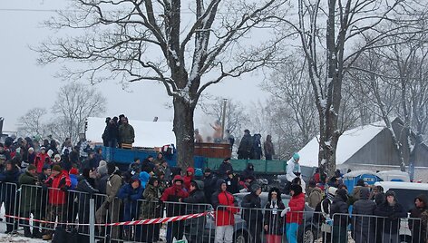 "Halls Winter Rally" istorinės nuotraukos: žiūrovai kaitinasi kubile spiginant &scaron;alčiui