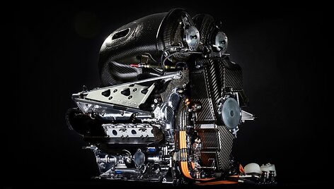 &bdquo;Mercedes&ldquo; pristatė 2016 m. &bdquo;Formulės 1&ldquo; bolidą W07