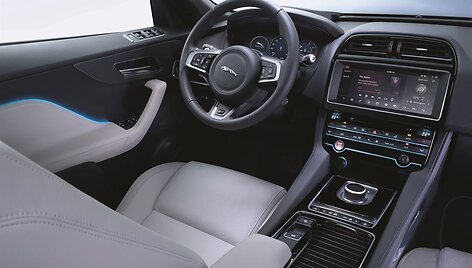 &bdquo;Jaguar" naujokas &ndash; miesto visureigis F-PACE atvyko į Lietuvą