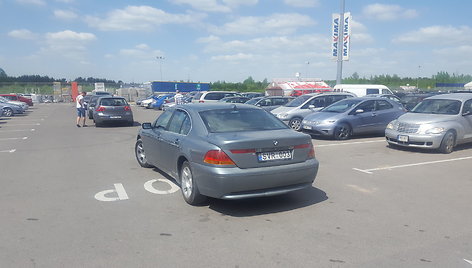 Policininko švarką savo BMW vežiojantis vairuotojas