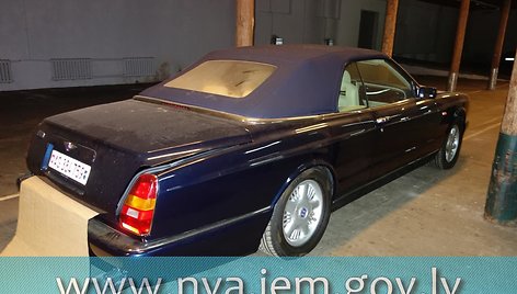 Latvijos URM aukcione parduoda iš nusikaltėlių konfiskuotą kabrioletą „Bentley Azure“.