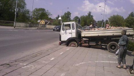 Fotopolicija: įlūžęs sunkvežimis Panevėžyje