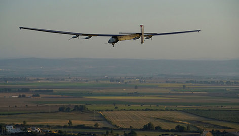 „Solar Impulse“ sėkmingai nusileido Sevilijoje, Ispanijoje