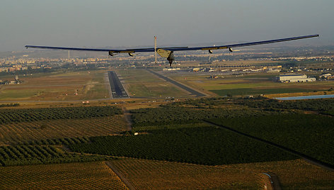 „Solar Impulse“ sėkmingai nusileido Sevilijoje, Ispanijoje