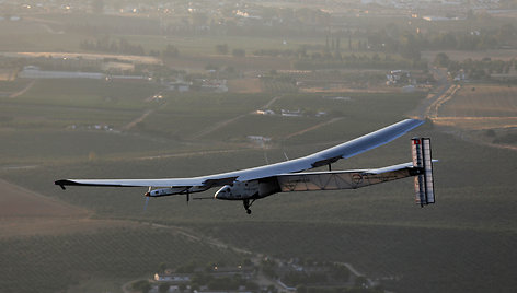 „Solar Impulse“ sėkmingai nusileido Sevilijoje, Ispanijoje