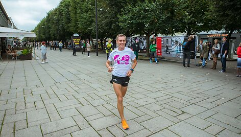 Eismo dalyvių lenktynės Kaune: maratonininkas prie&scaron; dviratį, autobusą ir automobilį
