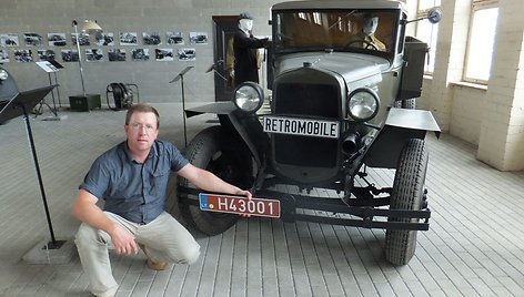 Asoc. „Retromobile“ prezidentas Ramūnas Kardelis prie istorinės tr.priemonės GAZ MM, 1943 m.