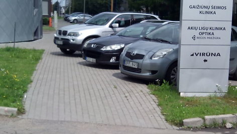 Automobiliai sustatyti ant šaligatvio