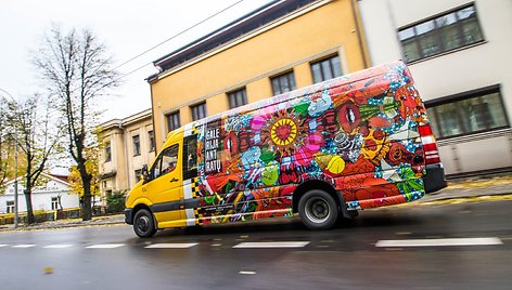 Algis Kriščiūnas pop art stiliumi papuošė Kauno mikroautobusus