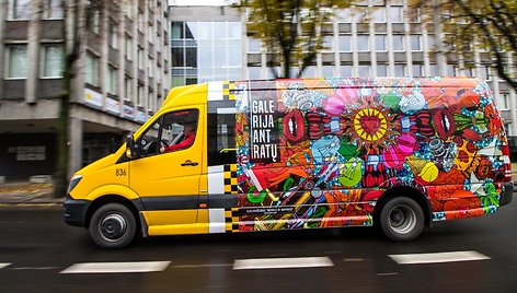 Algis Kriščiūnas pop art stiliumi papuošė Kauno mikroautobusus