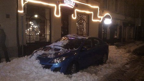 Sniegas Vilniaus centre užgriuvo automobilį