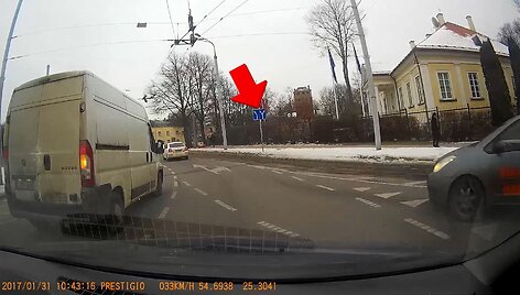 &bdquo;Peugeot Boxer&ldquo; manevras žiedinėje sankryžoje