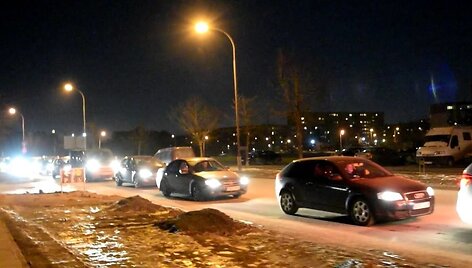 Eilės prie &bdquo;&Scaron;varos brolių&ldquo; plovyklos Vilniuje