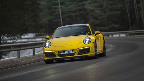 Kas bendra tarp sportiško „Porsche 911 Carrera 4S“ ir traktoriaus „John Deere“?