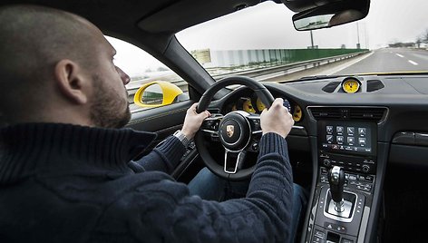 Kas bendra tarp sportiško „Porsche 911 Carrera 4S“ ir traktoriaus „John Deere“?