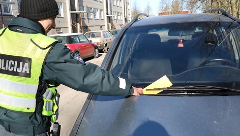Užstatytos automobiliais žaliosios vejos