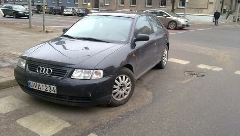 Fotopolicija: AUDI A3 pėsčiųjų zonoje