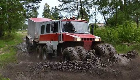 Baltarusiška egzotika: visureigis-sunkvežimis „Pegasas“