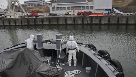 Fukušima-1 gelbėtojai dirba ir elektrinėje, ir jūroje