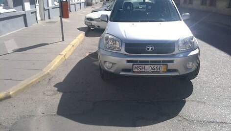 Fotopolicija. Automobiliai prie geltonos linijos Marijampolėje.