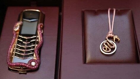 &bdquo;Vertu&ldquo; pristatė naują riboto leidimo kolekciją &bdquo;Signature Cobra&ldquo;