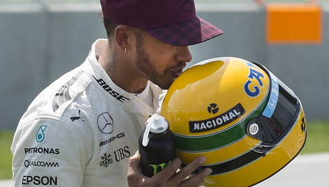 Lewisas Hamiltonas su Ayrtono Sennos šalmu