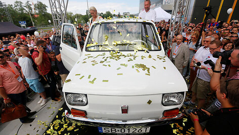 Tomas Hanksas gavo dovaną &ndash; i&scaron;skirtinį &bdquo;Fiat 126p&ldquo;, atnaujintą už 8500 zlotų