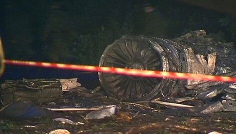 Nepataikęs į Petrozavodsko oro uostą Rusijoje sudužo keleivinis lėktuvas Tu-134