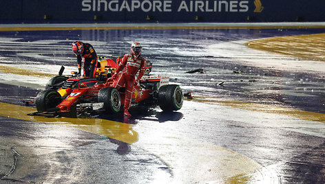 Singapūro F-1 GP Sebastianas Vettelis sukėlė didelę avariją