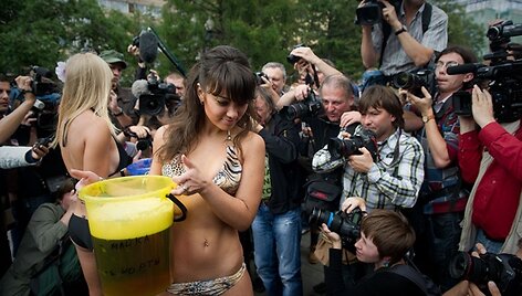 D.Medvedevo &scaron;alininkės surengė erotizuotą &scaron;ou