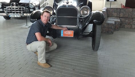 R.Kardelis prie pirmojo istorinio automobilio