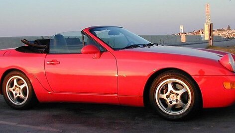 Porsche 968 žibintai nebuvo i&scaron; tikrųjų paslepiami &ndash; jie tiesiog atsilenkdavo atgal ir įsiliedavo į automobilio kapoto siluetą. (Atlant, Wikimedia(CC BY 2.5)