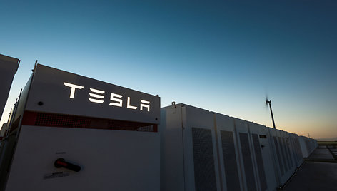 Elonas Muskas pastatė didžiausią pasaulyje akumuliatorių „Tesla Powerpack“