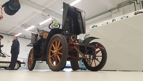 Istorinis &bdquo;Peugeot Type 56&ldquo; Sochaux esančiose restauravimo dirbtuvėse