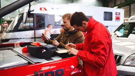 Techninė automobilio patikra Havre, prieš išvyks tant į Dakarą 